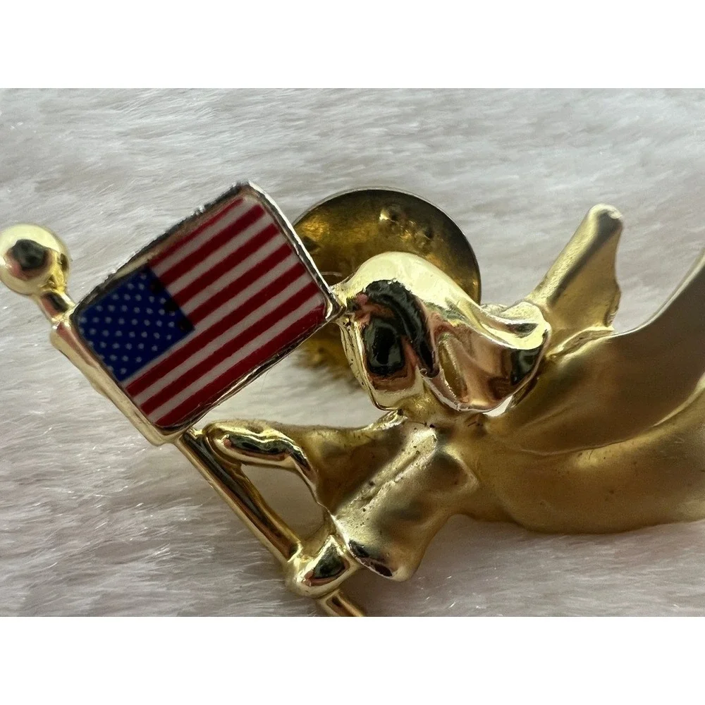 GiGi pin brooch